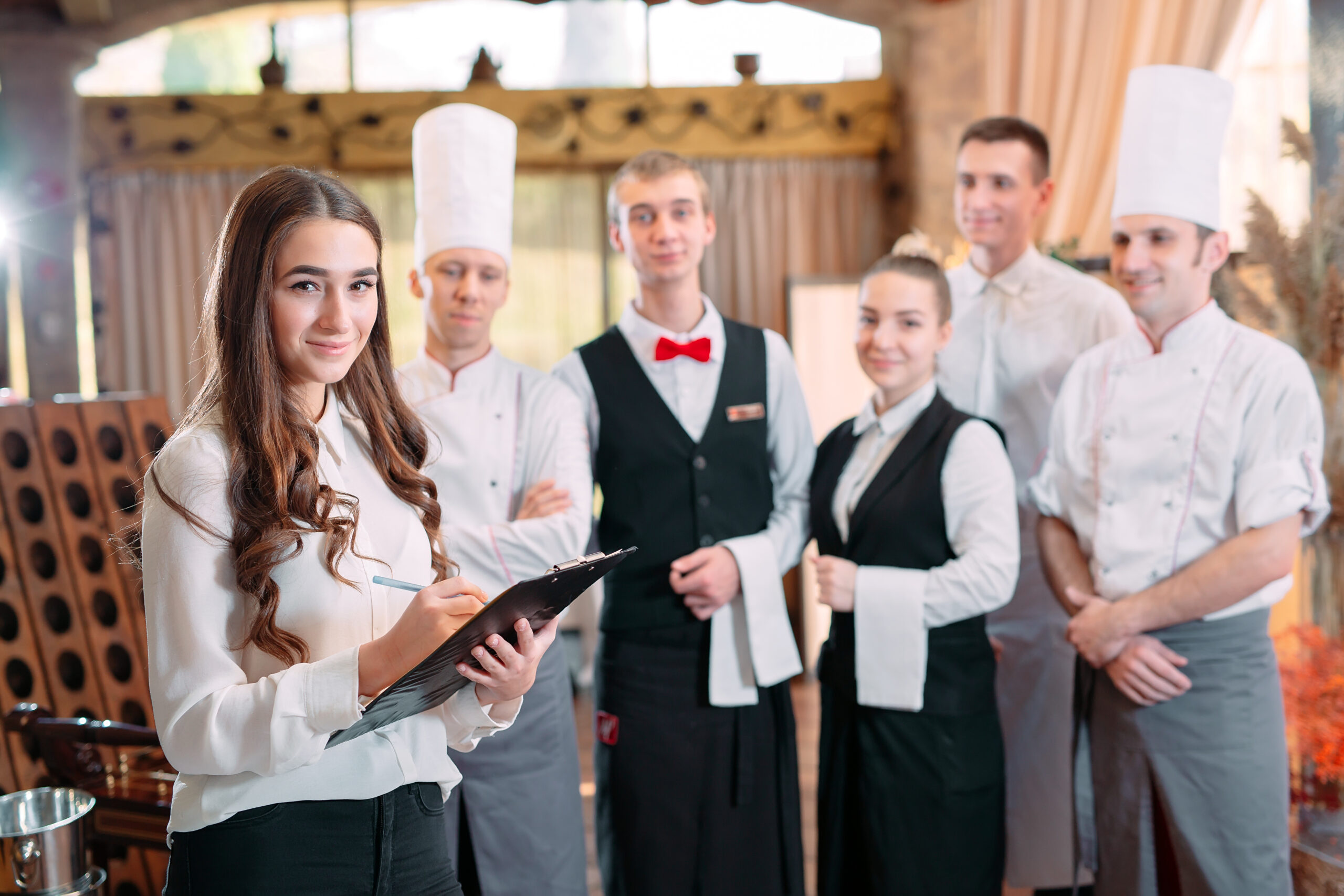 Restaurant,Manager,And,His,Staff,In,Kitchen.,Interacting,To,Head Lans Reinigung
